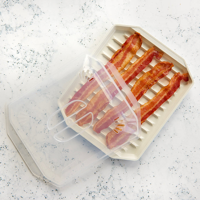 Compact bacon tray with crispy and raw bacon strips