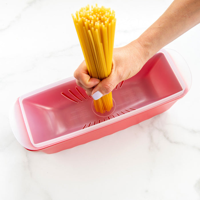 Cooking pasta in the microwave pasta cooker